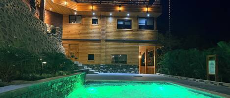 Een buitenzwembad, een verwarmd zwembad