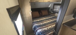 WiFi, bed sheets - New River RV Travel Trailer with 1 King bedroom and bunks - 2 small children. (Prince)