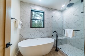 Shower, hair dryer, towels - Ultimate 4B/3.5BA w/ Forest View, Jacuzzi & Garage (Mammoth Lakes)