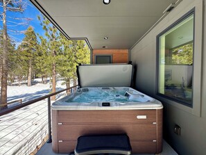 Outdoor spa tub - Ultimate 4B/3.5BA w/ Forest View, Jacuzzi & Garage (Mammoth Lakes)