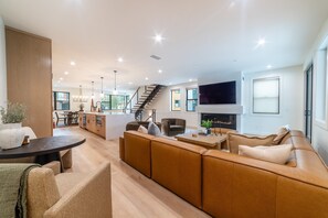 Smart TV, chimenea y futbolito 