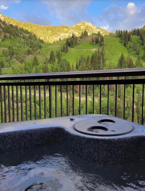 Outdoor spa tub - Spacious 3-bedroom condo in marvelous Snowbird Cliff Club  with pool & gym & spa (Sandy)
