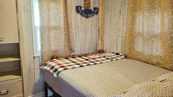 Eenvoudig huisje, uitzicht op meer | Een laptopwerkplek, gratis wifi