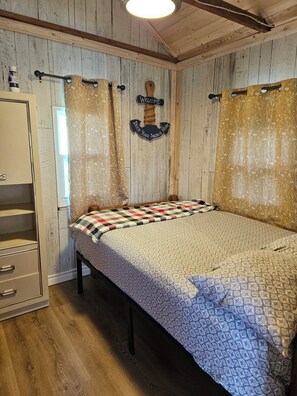 Basic Cabin, Lake View