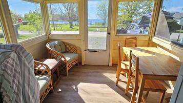 Eenvoudig huisje, uitzicht op meer | Woonruimte