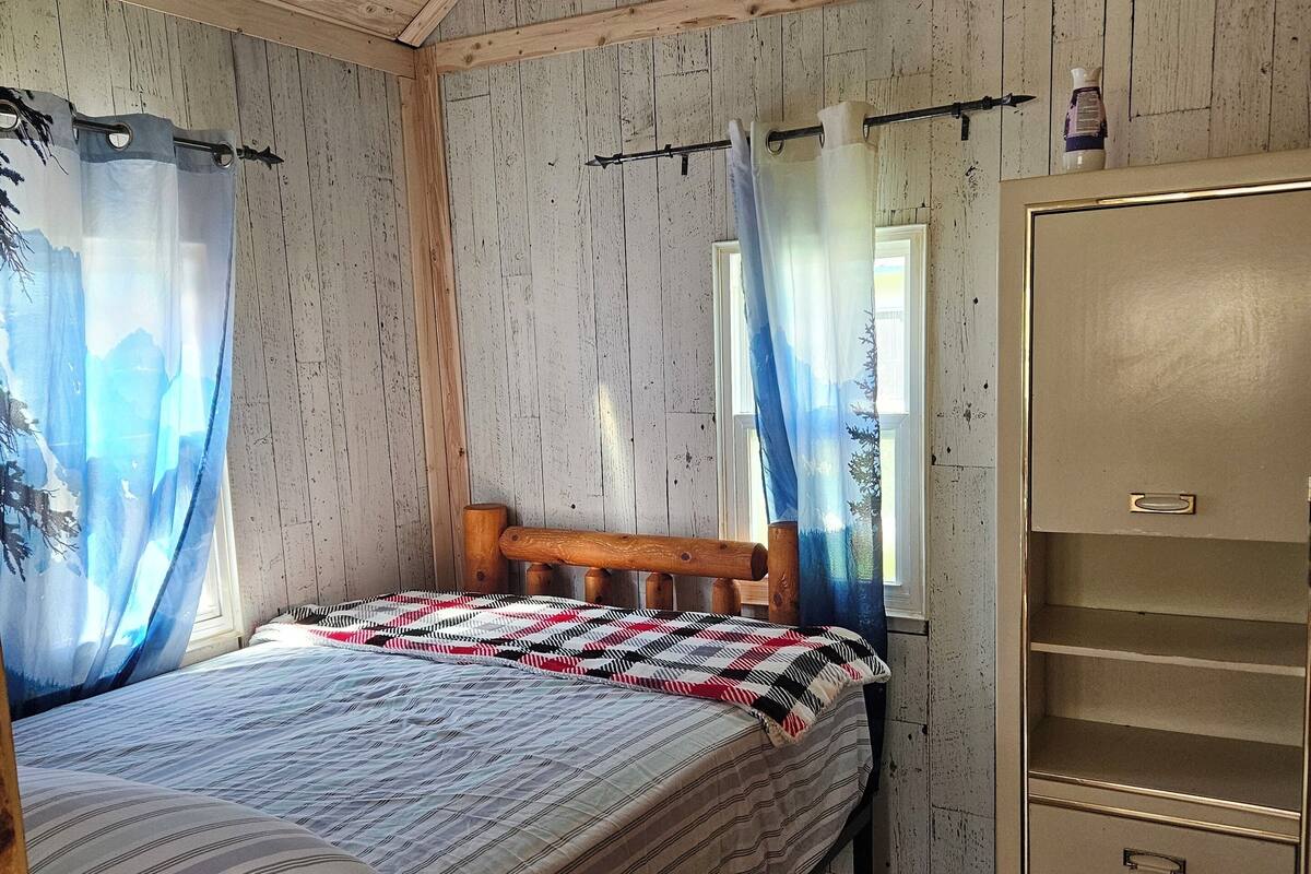 Eenvoudig huisje, uitzicht op meer | Een laptopwerkplek, gratis wifi