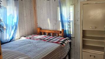 Eenvoudig huisje, uitzicht op meer | Een laptopwerkplek, gratis wifi