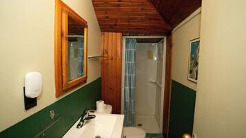 Eenvoudig huisje, uitzicht op meer | Badkamer | Toiletpapier