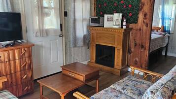 Basic Cabin, Lake View | Laptop workspace, free WiFi