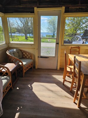 Cabaña básica, vista al lago | Interior