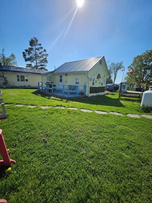 Eenvoudig huisje, uitzicht op meer | Exterieur