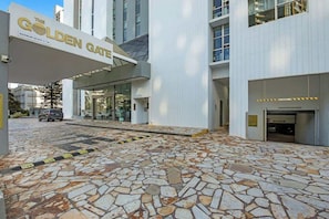 Exterior - Golden Arcade - Views, Games, Vibes (Surfers Paradise)