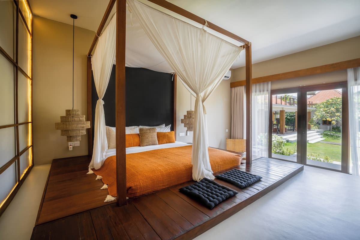 Chambre Double Deluxe, balcon, vue piscine | Coffres-forts dans les chambres, fer et planche à repasser