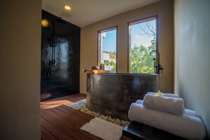 Habitación doble superior, balcón, vistas a la piscina | Spa | Masajes de tejido profundo, masajes