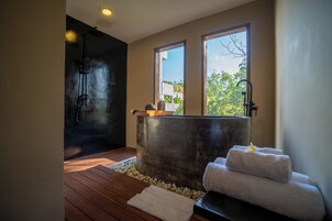 Habitación doble superior, balcón, vistas a la piscina | Spa