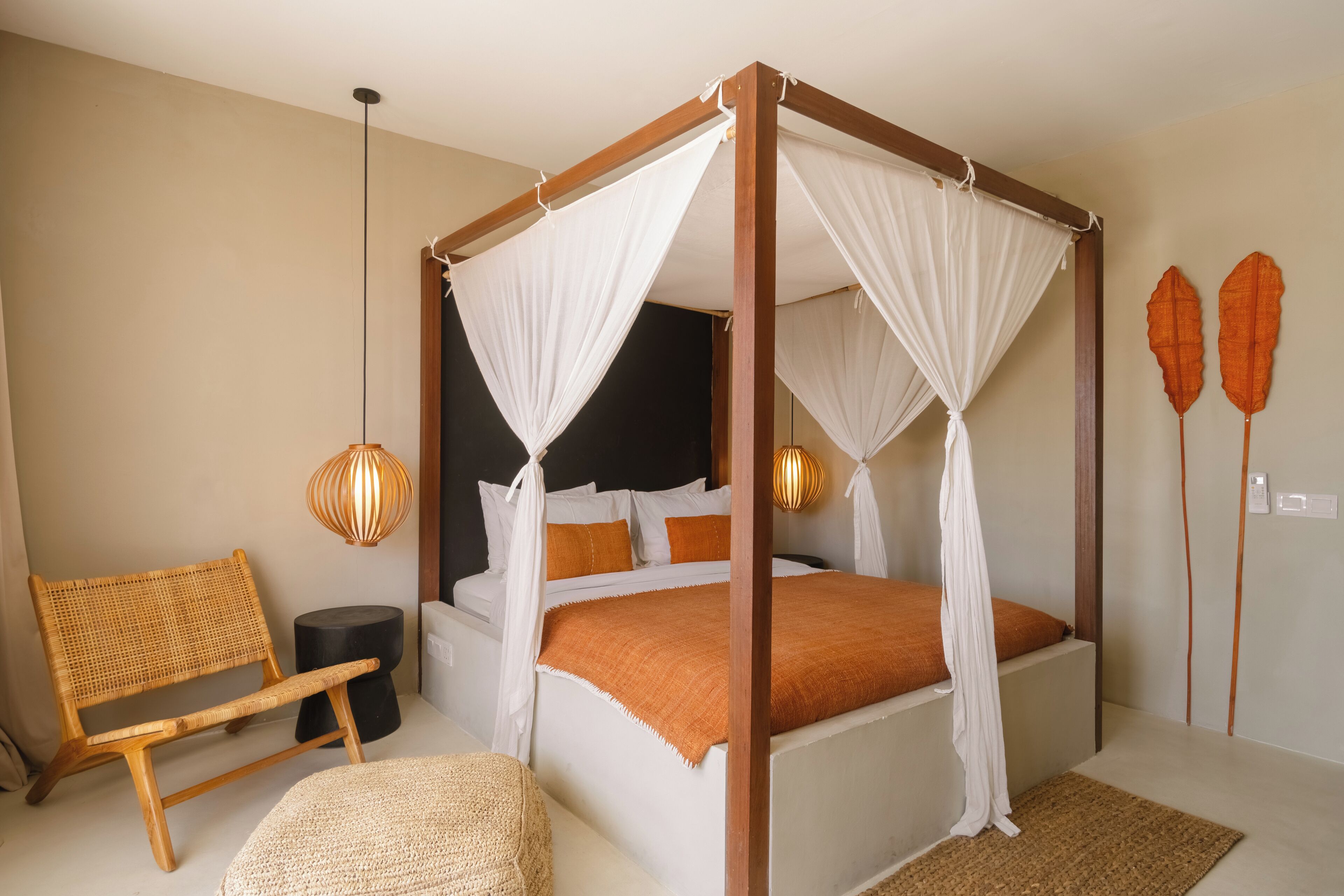 Caja de seguridad en la habitación y tabla de planchar con plancha 