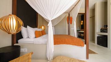 Quarto standard, 1 cama Queen | Cofres nos quartos, ferros/tábuas de passar roupa, Wi-Fi de cortesia