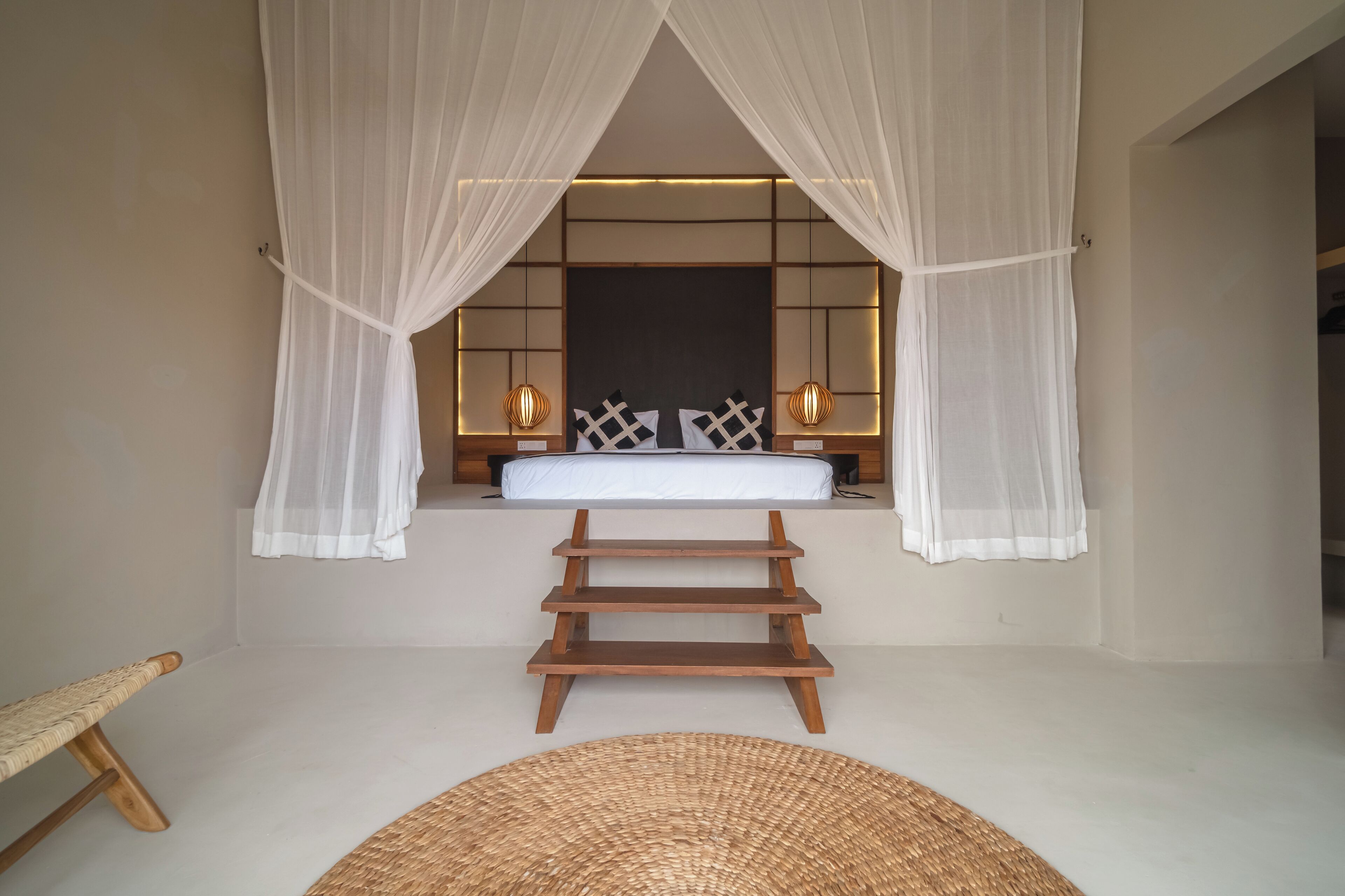 Caja de seguridad en la habitación y tabla de planchar con plancha 