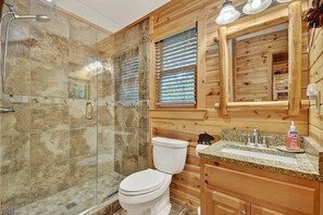 Shower, hair dryer, towels, soap - Spacious mountain cabin near Helen, GA, perfect for families who love nature! (Sautee Nacoochee)