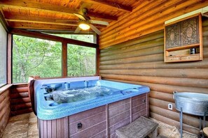 Spa - Spacious mountain cabin near Helen, GA, perfect for families who love nature! (Sautee Nacoochee)