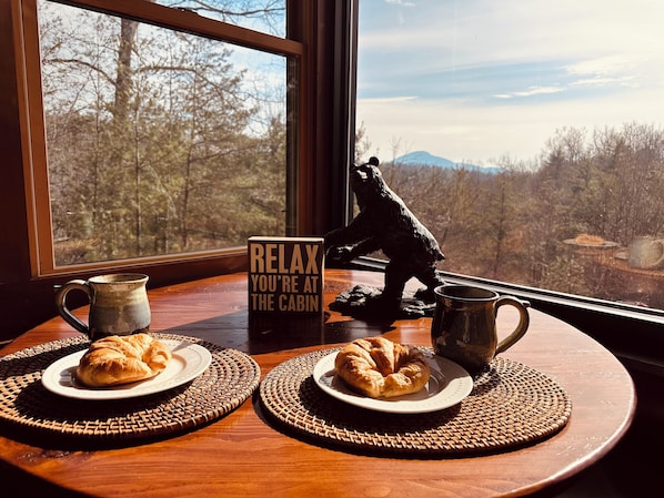 Dining - Spacious mountain cabin near Helen, GA, perfect for families who love nature! (Sautee Nacoochee)