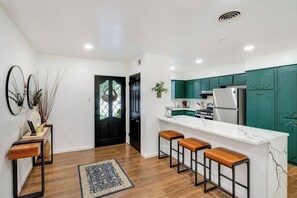 Refrigerador, microondas, horno y parrilla de estufa 