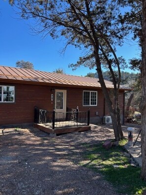 Exterior - Relaxing 2-bedroom cabin decorated with Coke Cola Theme, (Payson)