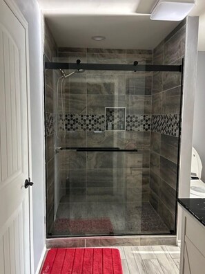 Shower, hair dryer, bidet, towels - Relaxing 2-bedroom cabin decorated with Coke Cola Theme, (Payson)