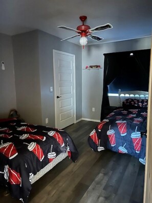 2 makuuhuonetta, silitysrauta/-lauta, vauvan matkasänky, ilmainen Wi-Fi