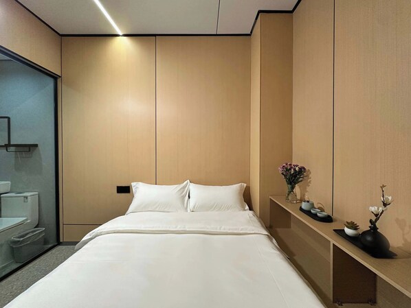 Senior Double Room | Blackout drapes, free WiFi, bed sheets - Philosopher Hotel (Shanghai)