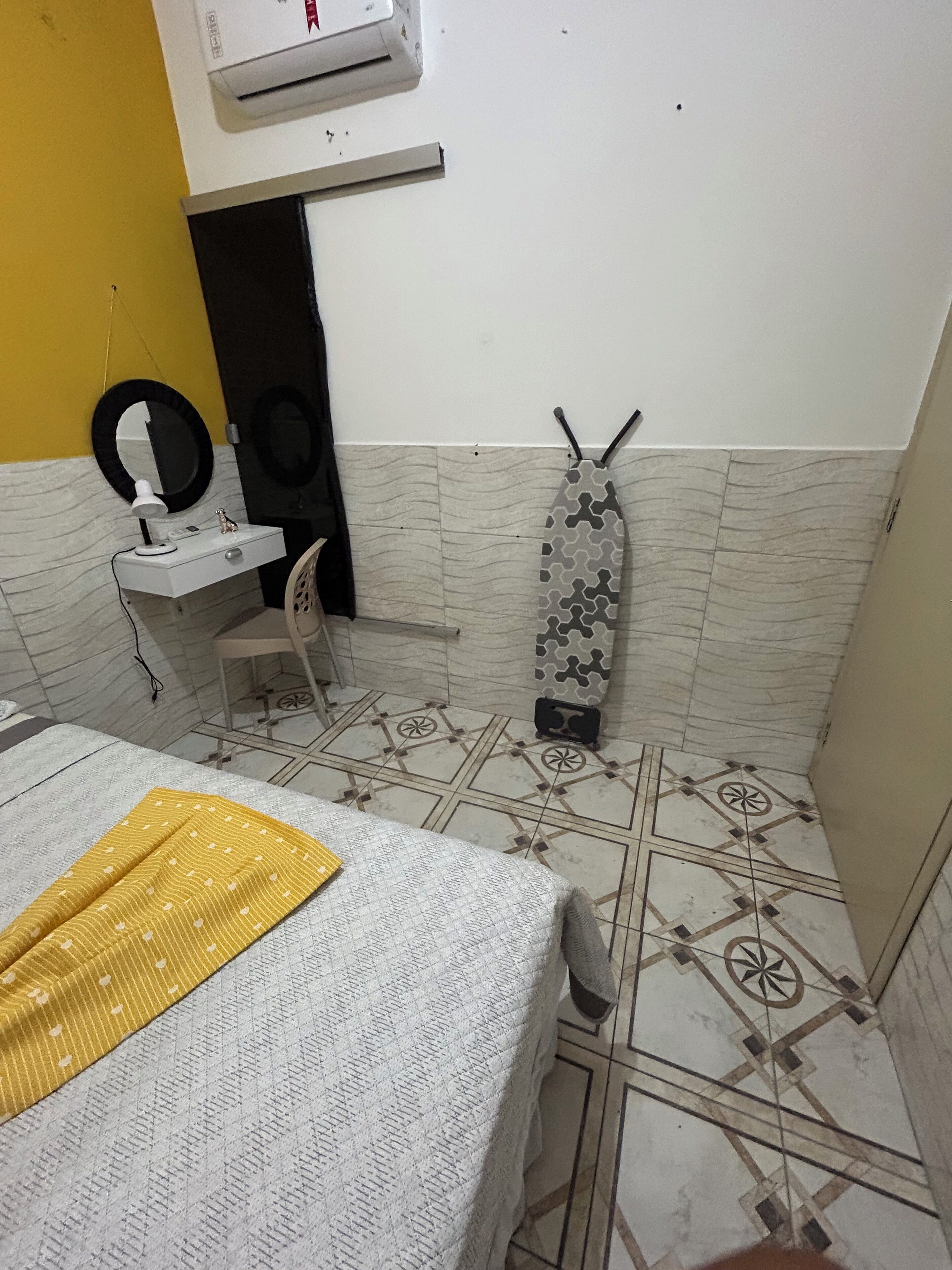 Une salle de bain équipée d’un lit, d’un lavabo et d’un porte-serviettes.