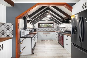 Microwave, oven, stovetop, dishwasher - The Guesthouse Valla’s House - Rural Retreat, 7mins from Valla Beach (Valla)