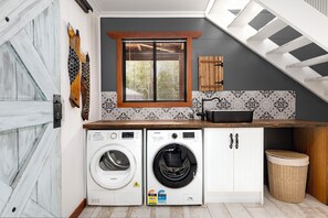 Interior - The Guesthouse Valla’s House - Rural Retreat, 7mins from Valla Beach (Valla)