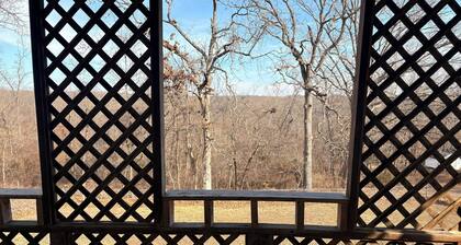 Charming 5 bedroom house in serene Bourbon with AC and fenced in yard