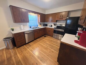 Mikrowelle, Herdplatte, Geschirrspüler