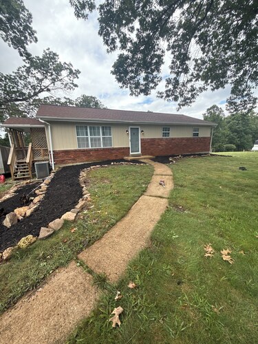 Charming 5 bedroom house in serene Bourbon with AC and fenced in yard 