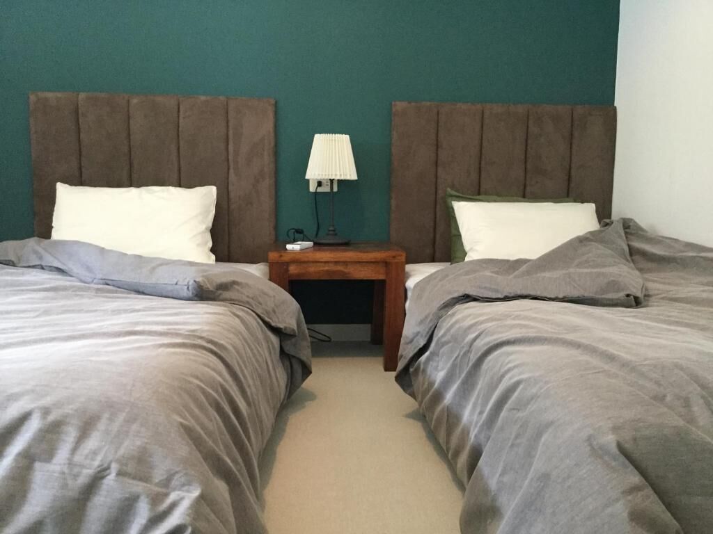 Habitación con 2 camas individuales, 2 camas individuales | Caja de seguridad en la habitación y tabla de planchar con plancha 