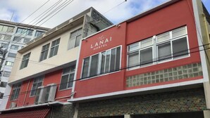 A red and beige building with a sign reading "The Lanai Hostel." - LANAIHOTEL & DORMITORY  (Naha)