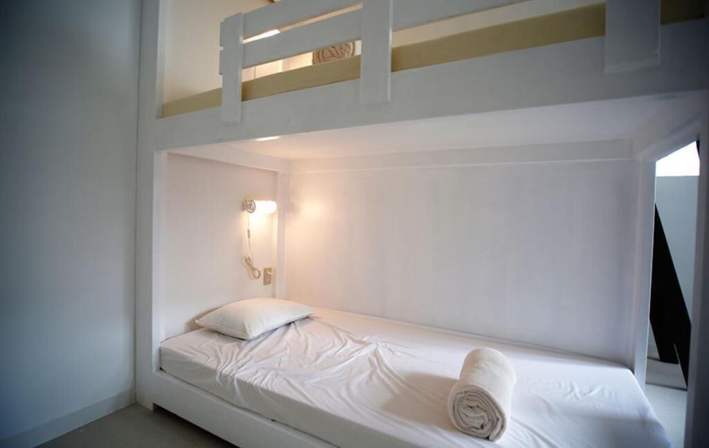 Habitación cuádruple, varias camas | Caja de seguridad en la habitación y tabla de planchar con plancha 