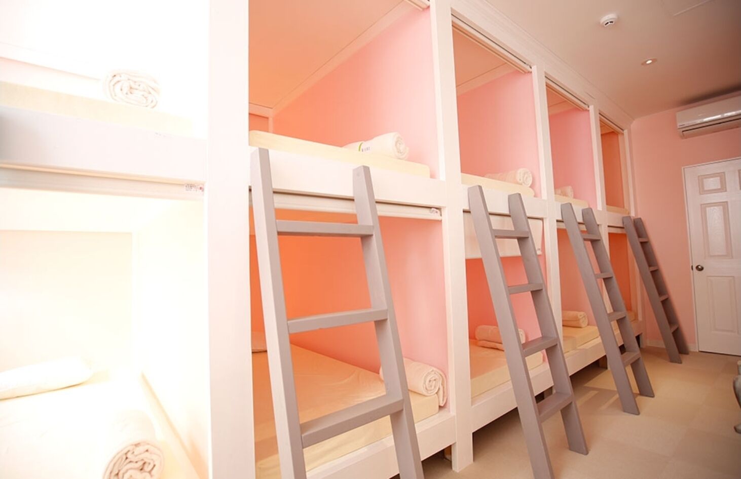 Dormitorio compartido, solo para mujeres | Caja de seguridad en la habitación y tabla de planchar con plancha 