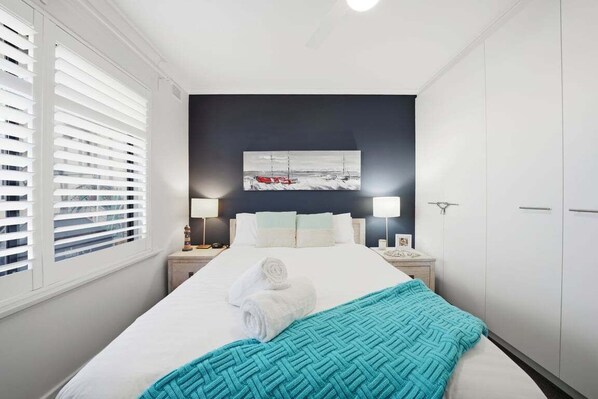 Tabla de planchar con plancha, wifi y ropa de cama 