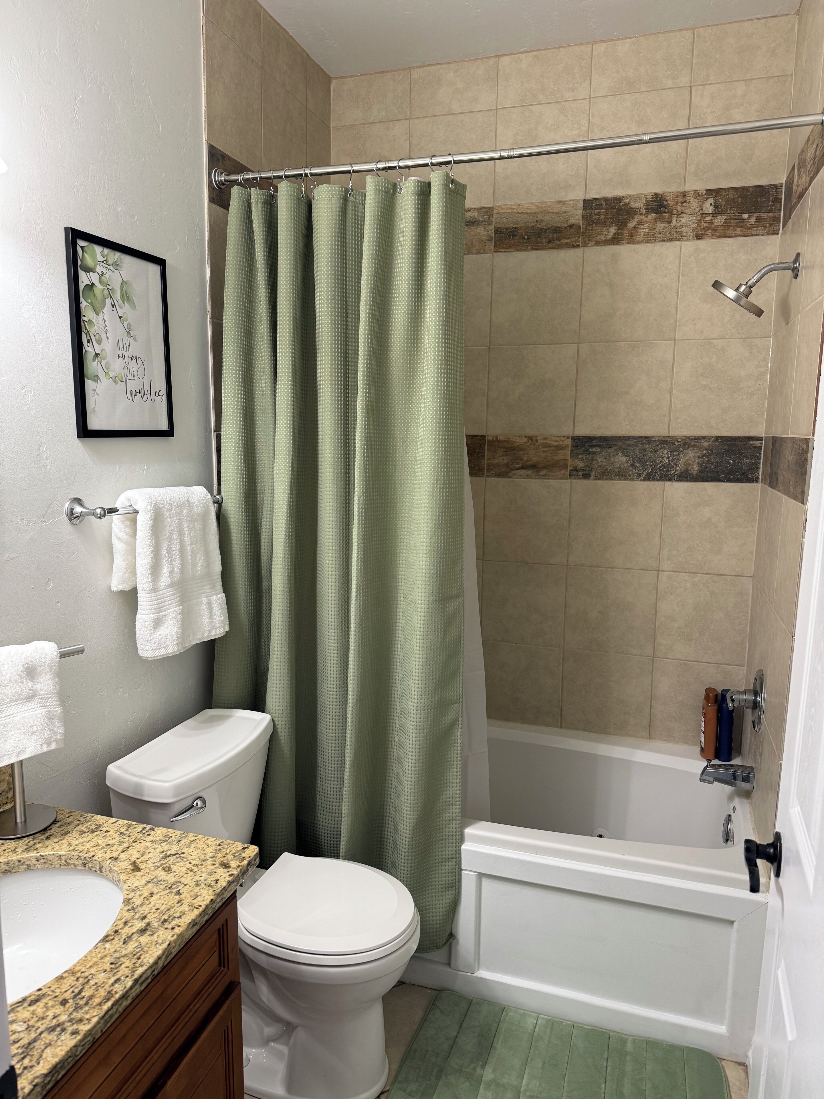 Une salle de bain avec des toilettes, un lavabo et une baignoire.