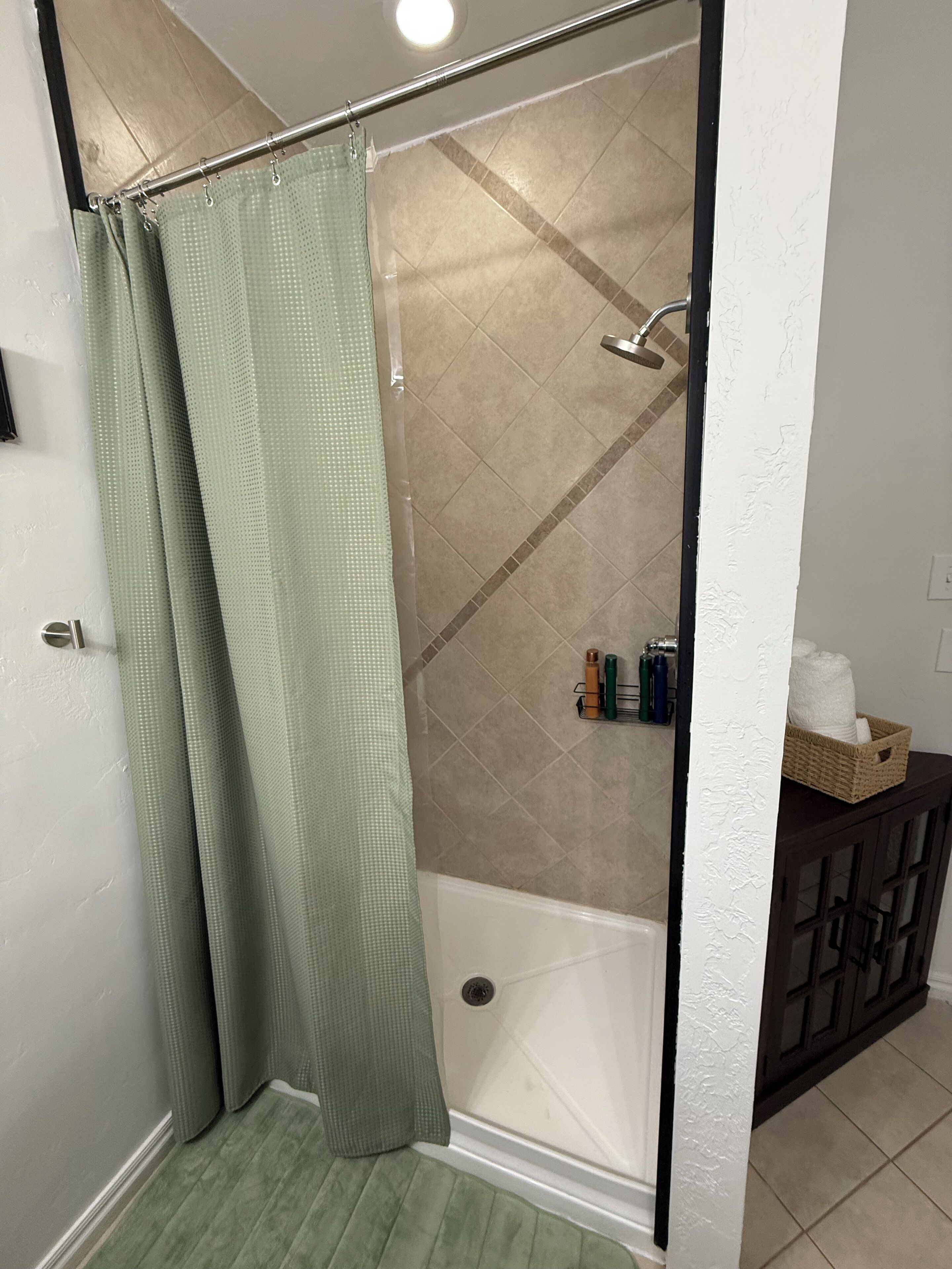 Regadera, toallas, jabón, papel de baño 