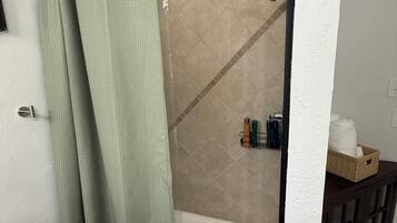 Regadera, toallas, jabón, papel de baño