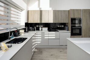 Frigorífico, microondas, horno y placa de cocina