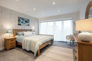 4 dormitorios, escritorio, tabla de planchar con plancha y cuna de viaje