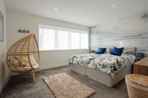 4 chambres, bureau, fer et planche à repasser, lit de bébé portatif