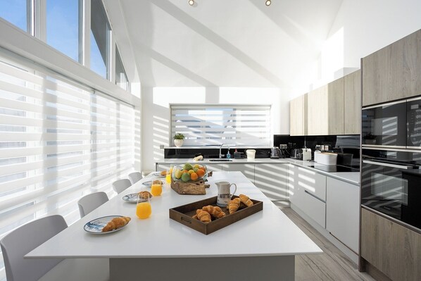 Réfrigérateur, four à micro-ondes, un four, surface de cuisson