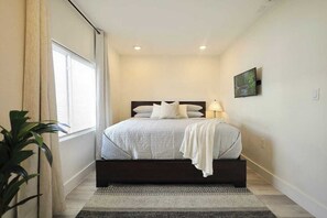 Iron/ironing board, WiFi, bed sheets - Cozy Downtown Dallas Urban Glow Retreat (Dallas)