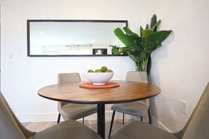 Dining - Cozy Downtown Dallas Urban Glow Retreat (Dallas)